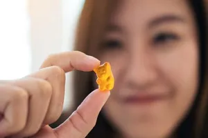 Ngộ độc, rụng tóc vì ăn quá nhiều kẹo dẻo vitamin