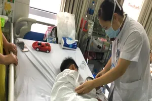 Thêm bé trai 7 tuổi bị chó nhà cắn đứt rời môi