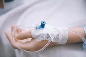 Tự truyền dịch tại nhà, một phụ nữ nguy kịch