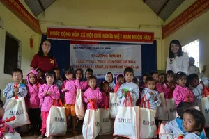 Báo Pháp Luật TP.HCM mang áo ấm đến với trẻ vùng cao Gia Lai