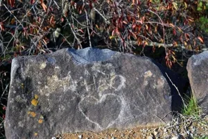 Khắc tên vào đá, sự lưu danh xuẩn ngốc