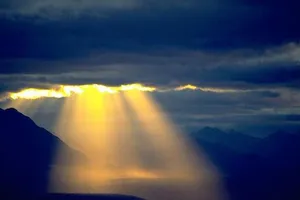 Sống cả đời trong bóng tối vì mắc bệnh hiếm