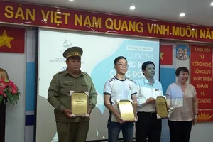 Người đàn ông vay tiền ngân hàng chế tạo xe chữa cháy mini