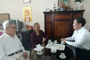 Giám đốc Sở Tư pháp TP.HCM đi thăm, tặng quà Tết 2019