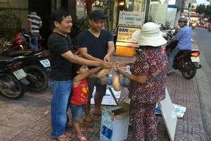 Những ổ mì chay miễn phí ấm lòng người nghèo giữa Sài Gòn