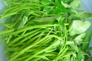 Mùa nóng, nhớ rau muống vượt trộn gỏi ngon giòn miễn chê