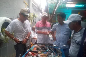 Dạo chợ ve chai độc nhất vô nhị ở miền Tây 