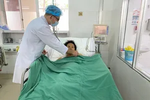 Lọc máu liên tục cứu sản phụ trẻ vừa sinh song thai