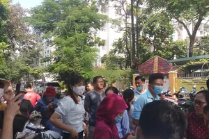 Vụ bữa ăn bán trú: hàng trăm phụ huynh kéo đến trường 