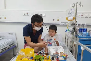 Bé trai 4 tuổi hai năm trời chiến đấu với căn bệnh hiếm