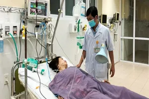 Đồng đội hiến máu trong đêm cứu vợ bộ đội Trường Sa