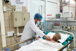 Uống nhầm tinh dầu quế, cụ ông ngộ độc nặng phải thở máy