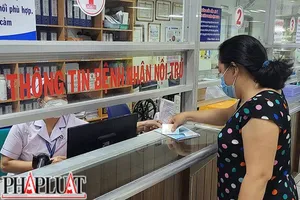 Người bệnh đăng ký khám chữa bệnh bằng căn cước công dân gắn chip tại BV Nhân dân Gia Định.