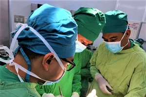 Mổ cứu bé sơ sinh 1,4 kg có khối u nặng 300g