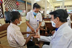 Khám bệnh cho người dân Lào sau 2 năm tạm ngưng do COVID-19