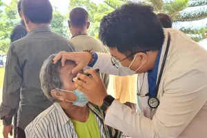 Được khám và phát thuốc miễn phí, chúng tôi rất vui! 