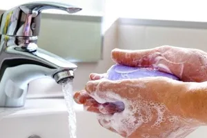 Rửa tay bằng xà phòng hay dung dịch sát khuẩn sạch hơn?