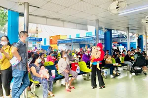 Người dân đưa con đến khám tại Bệnh viện Nhi đồng 1. Ảnh: THẢO PHƯƠNG