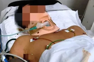 Người đàn ông bị tấm tôn trên xe ba gác cắt trúng cổ 
