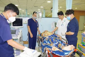 Trực thăng đưa chiến sĩ bị thương nặng từ đảo Sơn Ca về đất liền