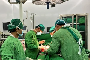 Nối bàn tay bị đứt lìa cho nam thanh niên ở Khánh Hòa