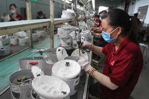 Đề xuất tăng lương tối thiểu vùng 11% năm 2024