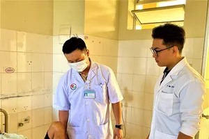 Nối bàn chân gần đứt lìa do máy cắt cỏ 