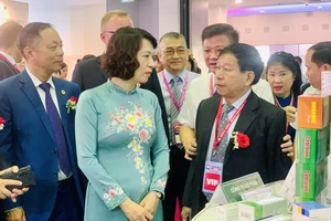 Thứ trưởng Bộ Y tế Nguyễn Thị Liên Hương tham quan triển lãm Y tế quốc tế Việt Nam