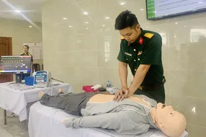 Bác sĩ BV Quân y 175 sơ cấp cứu trên mô hình. Ảnh: THẢO PHƯƠNG