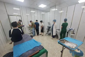 Công an tiến hành kiểm tra cơ sở Thẩm mỹ ID Korea tại Đà Nẵng và phát hiện có bác sĩ không bằng cấp đang nâng ngực chui cho khách hàng. Ảnh. MT.