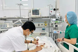 Đang học bài thì laptop phát nổ, trẻ bị chấn thương sọ não