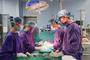 Sau phẫu thuật kéo dài dương vật, 'cậu nhỏ' bị cong 160 độ