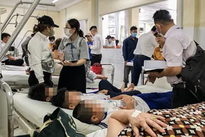 Nha Trang: Nhiều học sinh nhập viện sau khi ăn các món từ gà trước cổng trường