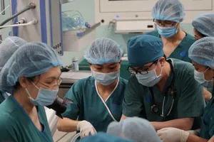 Cứu nam sinh bị đâm thấu bụng bằng dao bấm