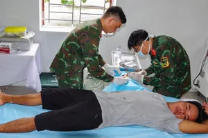 Bị cá chình cắn đứt gân tay khi đang đánh cá trên biển