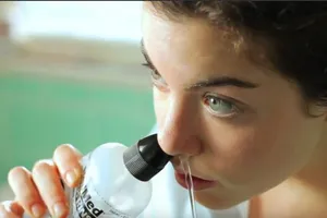 Có nên rửa mũi bằng nước muối sinh lý hàng ngày?