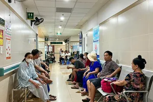 Người bệnh nặng, hiểm nghèo mong mỏi bỏ thủ tục chuyển tuyến