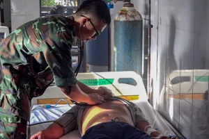 Cấp cứu 1 ngư dân Phú Yên bị nạn trên biển