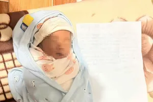 Bé trai 1 tháng tuổi bị bỏ rơi trước cổng chùa cùng mẩu giấy cho con