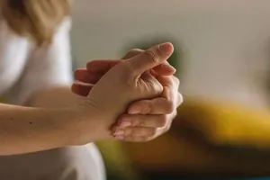 Bẻ khớp ngón tay kêu lục cục về già đau nhức khớp?