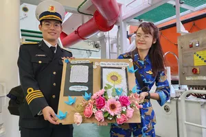 Sóng lớn, tàu Bộ tư lệnh Vùng 3 Hải quân chúc Tết online quân và dân đảo Cồn Cỏ