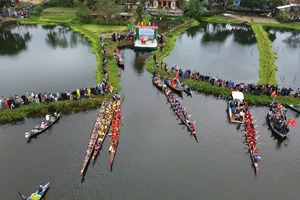 Hàng ngàn người đội mưa xem giải đua thuyền xóm Đình