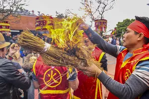 Sân đình làng Thị Cấm đỏ lửa hội thi nấu cơm