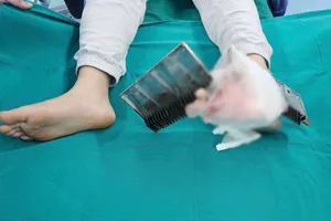 Bé 12 tuổi bị kẹp chân vào thang cuốn