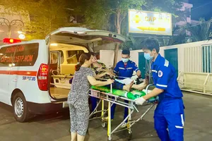 Êkíp cấp cứu 115 đưa bệnh nhân bị tai nạn giao thông đến BV Nhân dân 115 cấp cứu.