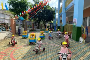 Trẻ đang vui vẻ chơi đùa trong sân Trường Mầm non 30-4, quận Bình Tân, TP.HCM. Ảnh: NGUYỄN QUYÊN