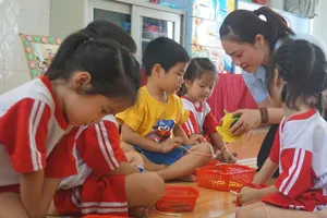 Công nhân loay hoay tìm chỗ gửi con