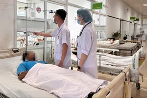 Đắk Lắk: Ăn lẩu có nấm lạ, gia đình 7 người phải cấp cứu