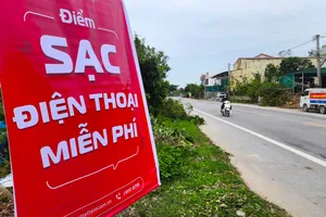 Người dân Hà Tĩnh phát điện máy nổ cho bà con sạc pin miễn phí 