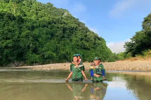 Xúc động bộ đội biên phòng lội suối cõng học sinh đến trường khai giảng